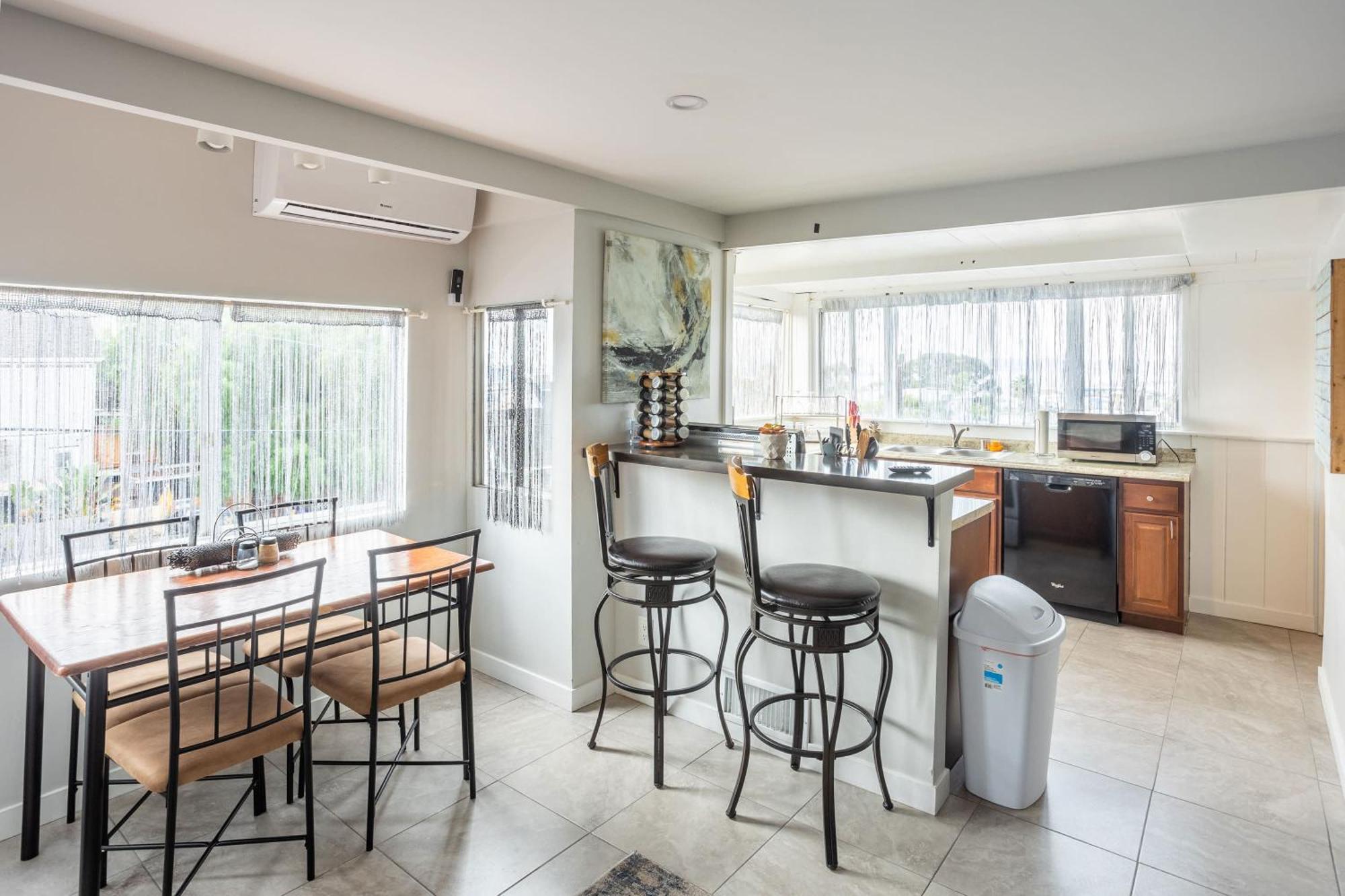 Big With Ocean View Max 6 Sleepers Apartment *